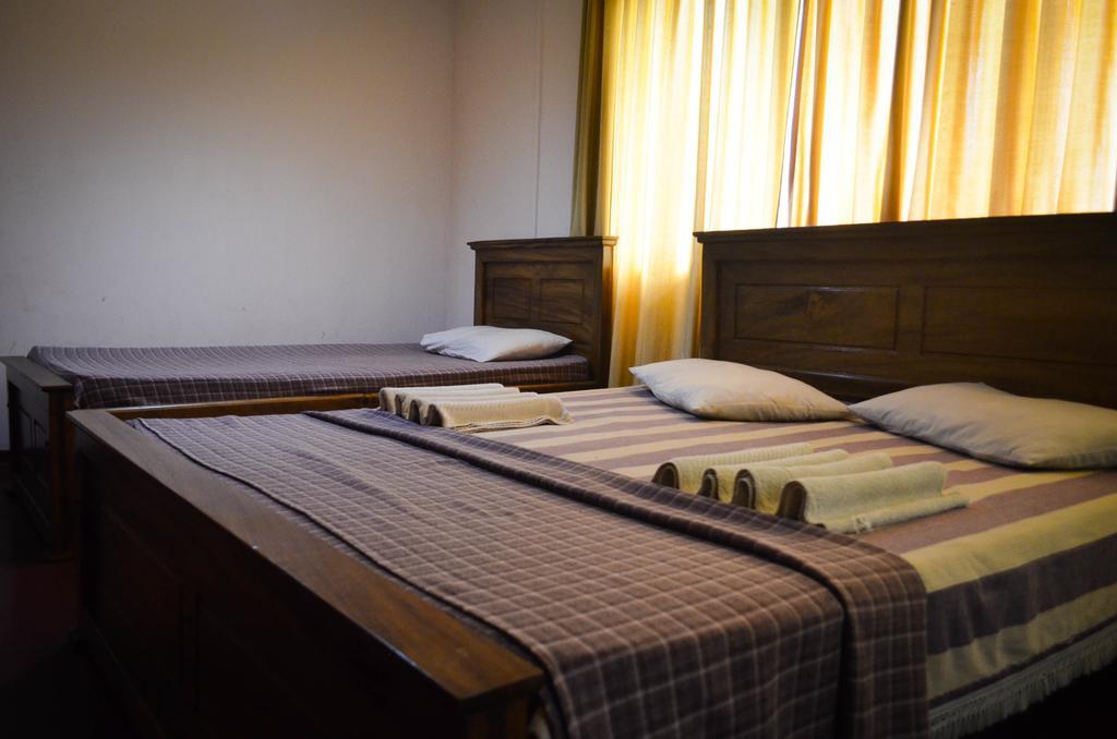 Yoho Mount Waves Hotel Colombo Room photo