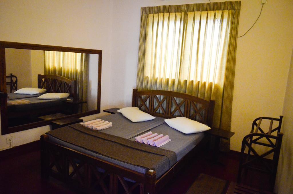 Yoho Mount Waves Hotel Colombo Room photo