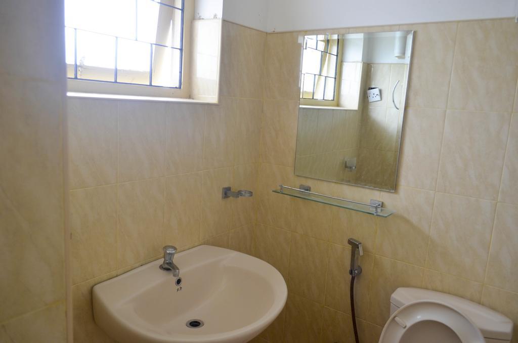 Yoho Mount Waves Hotel Colombo Room photo